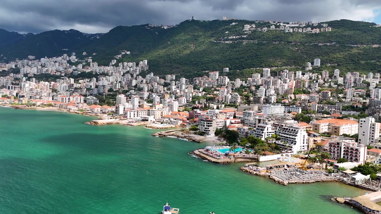 Güneşli, bulutlu bir yaz gününde Lübnan sahili Jounieh'in drone görüntüsü