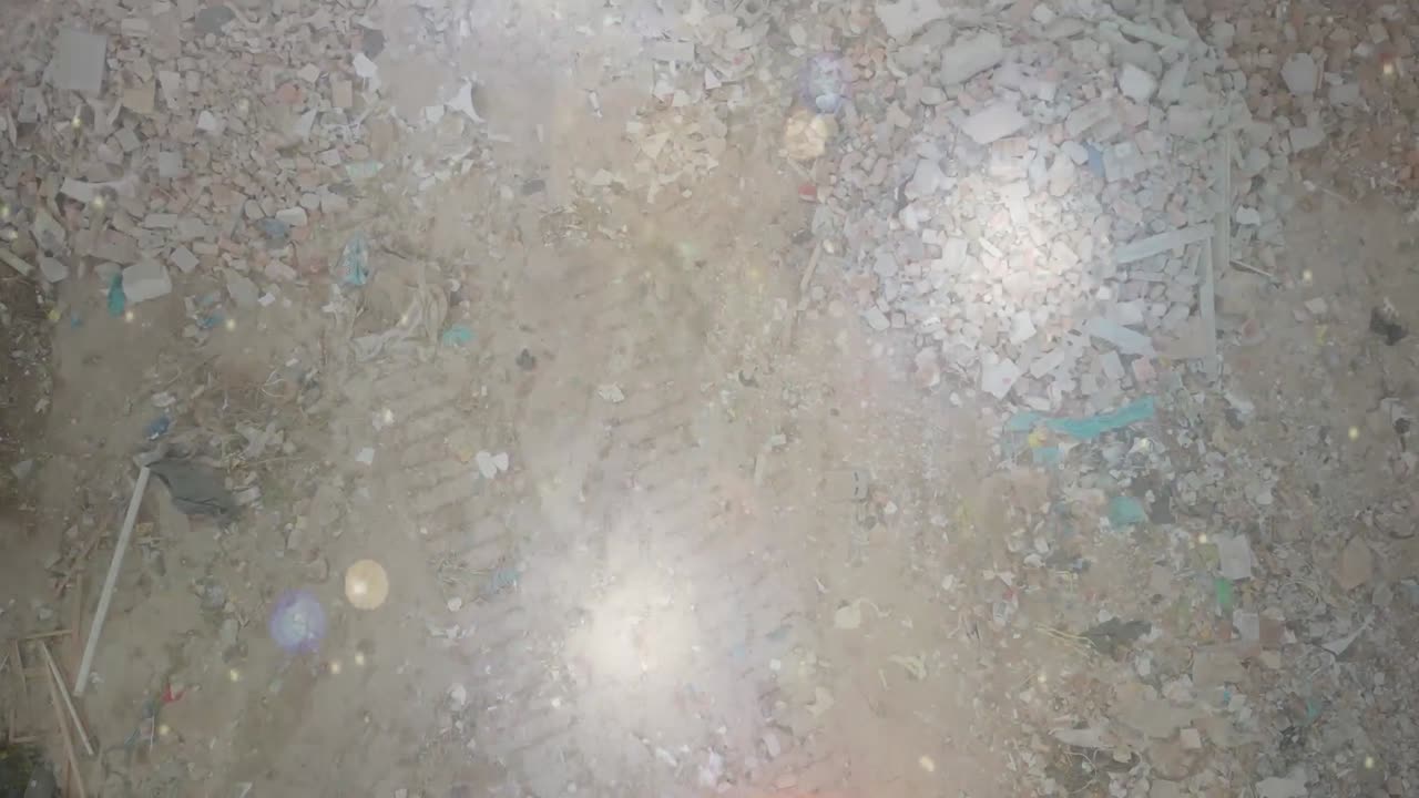 수질 오염과 수중 쓰레기 위에 빛의 반점이 있습니다.