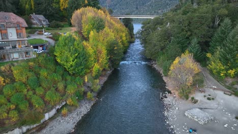 Volando-Sobre-Un-Río-Rocoso,-Patagonia,-Argentina,-Sudamérica