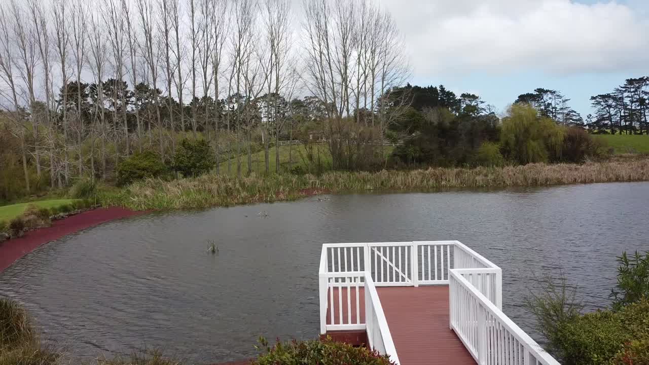 il drone vola attraverso il balcone mignolo in riva al lago