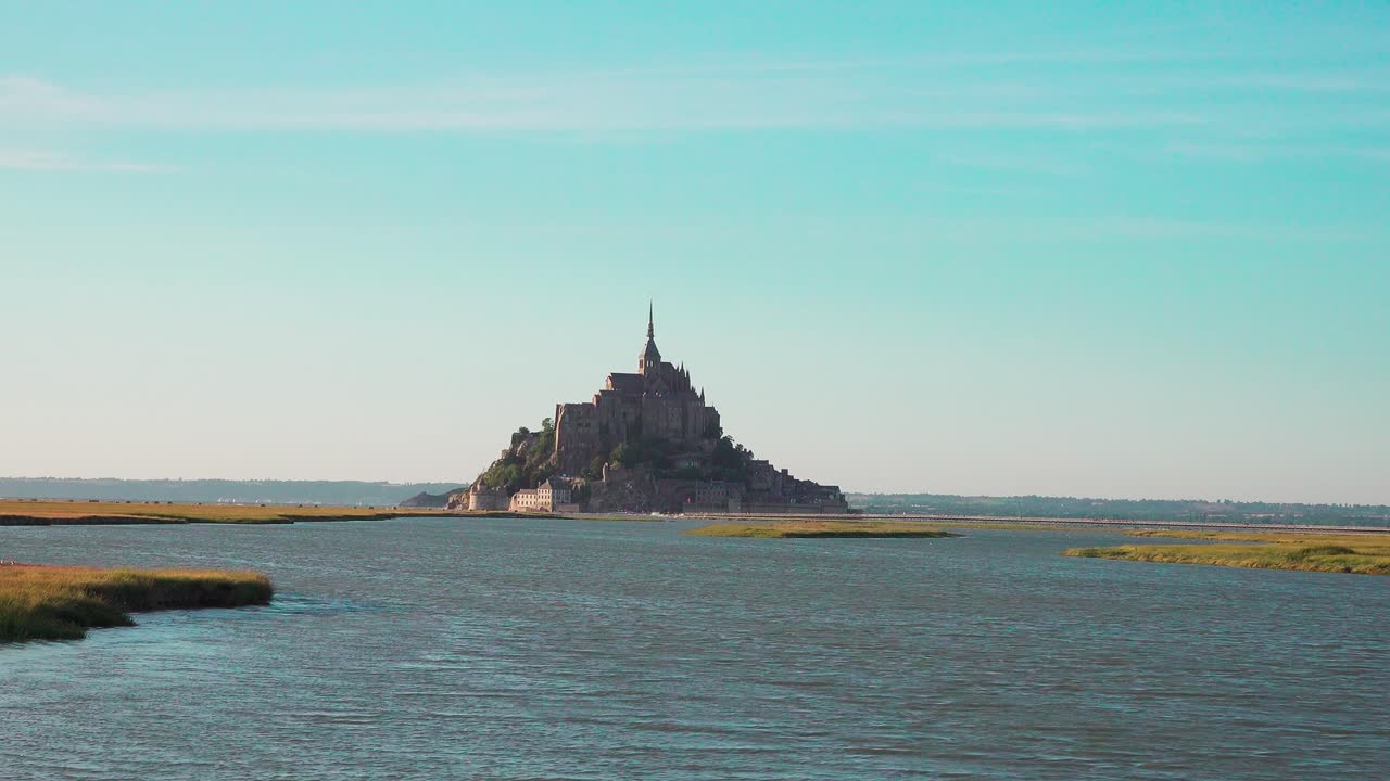 mont-saint-michel visto desde la distancia durante la marea alta