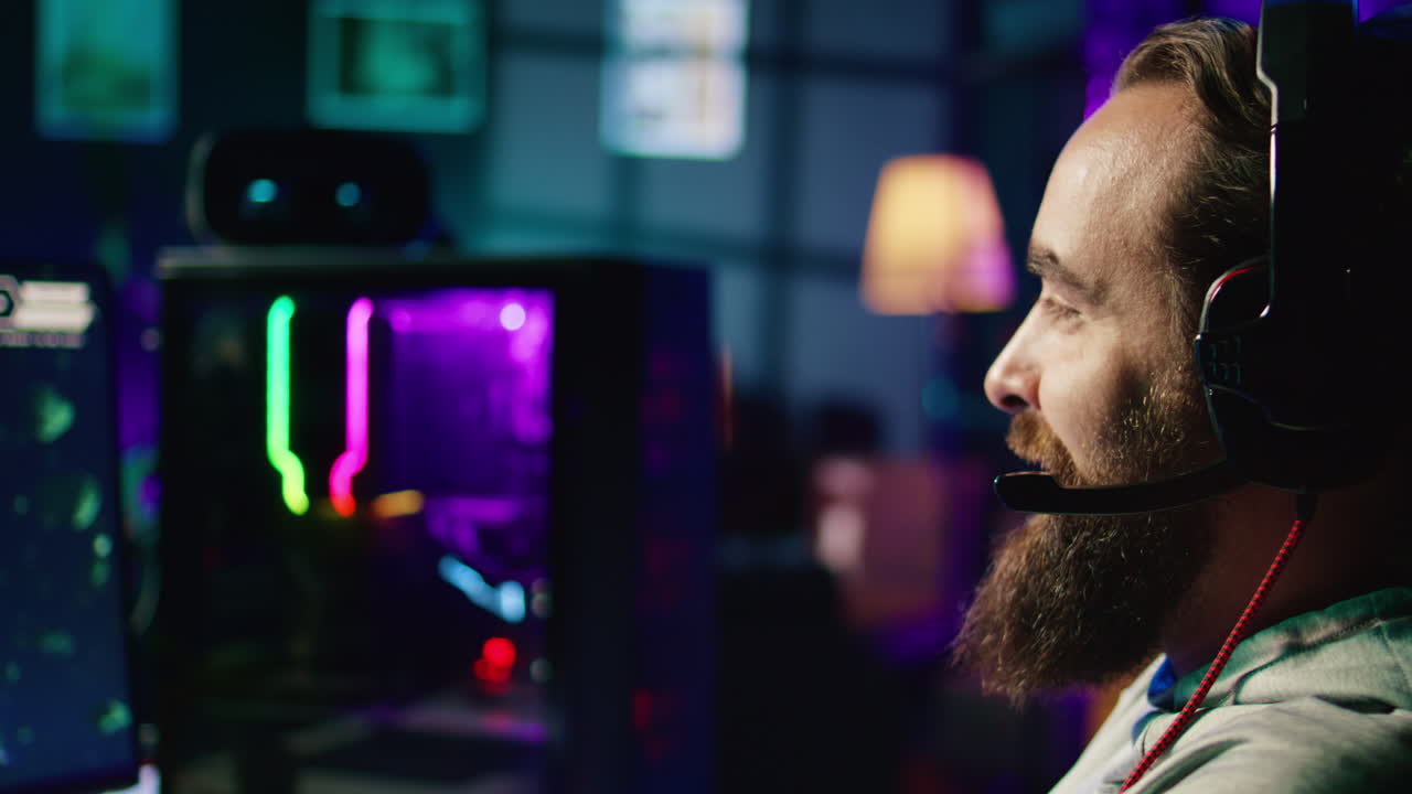 친구들과 채팅하는 게이머를 확대하고 적의 우주선을 함께 파괴합니다.