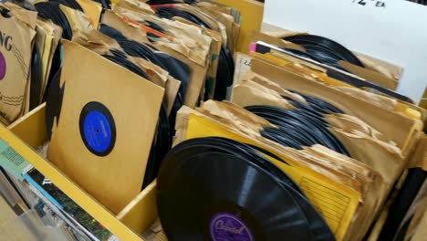 Vintage-Schallplatten-Im-Regal-Eines-Old-School-Plattenladens