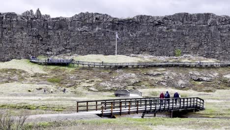islandia: explore los espectaculares paisajes del parque nacional de thingvellir, donde los acantilados rocosos y los extensos valles crean una escena impresionante.