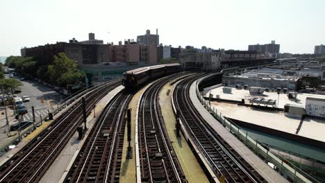 Eine-Luftaufnahme-Von-Bahngleisen-Mit-Einem-1904-Gebauten-Bu-Gate-Oldtimer,-Der-An-Einem-Sonnigen-Tag-Von-Der-Kamera-Wegfährt