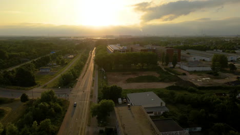 Gebäudestrukturen-Im-Industriegebiet-Neben-Der-Kreuzungsstraße-Während-Des-Sonnenuntergangs-In-Bremen,-Deutschland