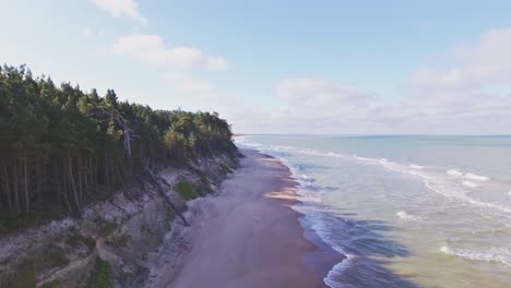 Die-Ostseeküste-In-Lettland,-Europa.-Luft-Dolly-out-Sockel-unten