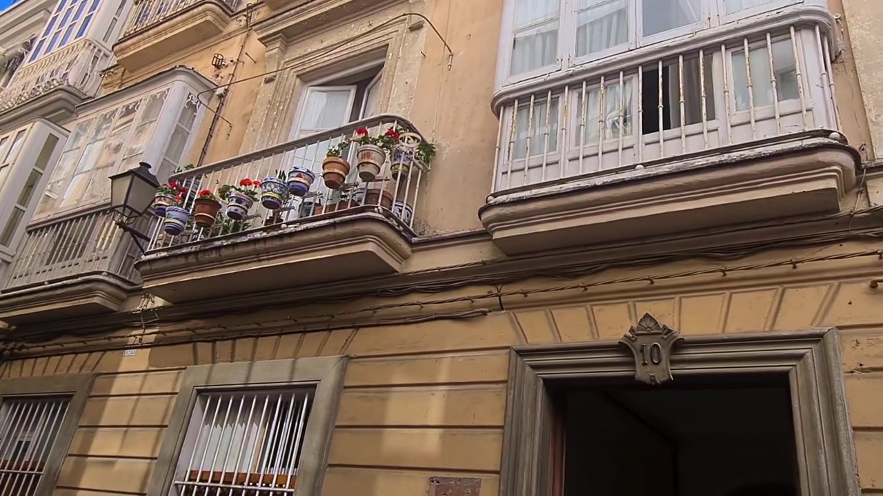Camminando per strada a Cadice, Spagna, punto di vista su edifici e case antiche.