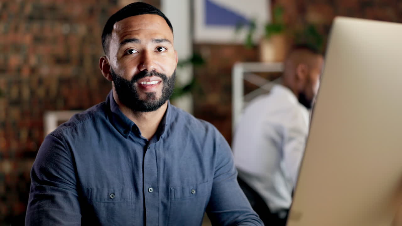 coworking, hombre de negocios y rostro de un feliz