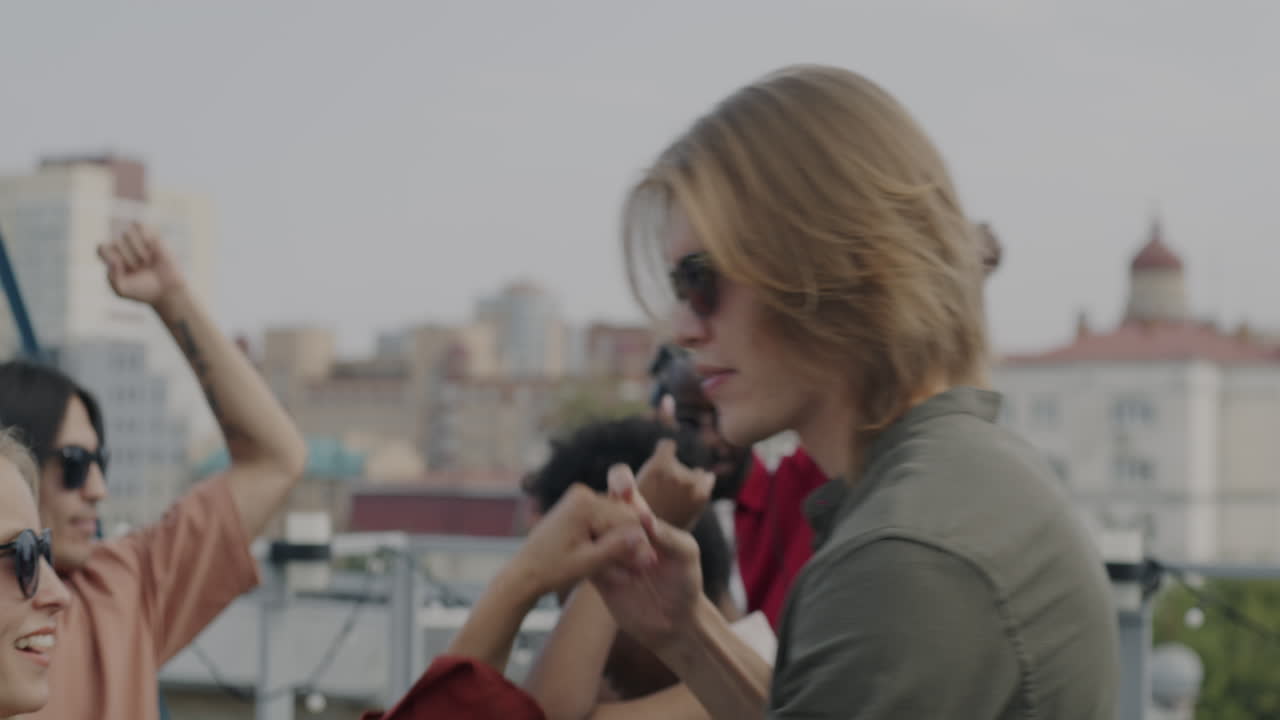 вечеринка на крыше с друзьями