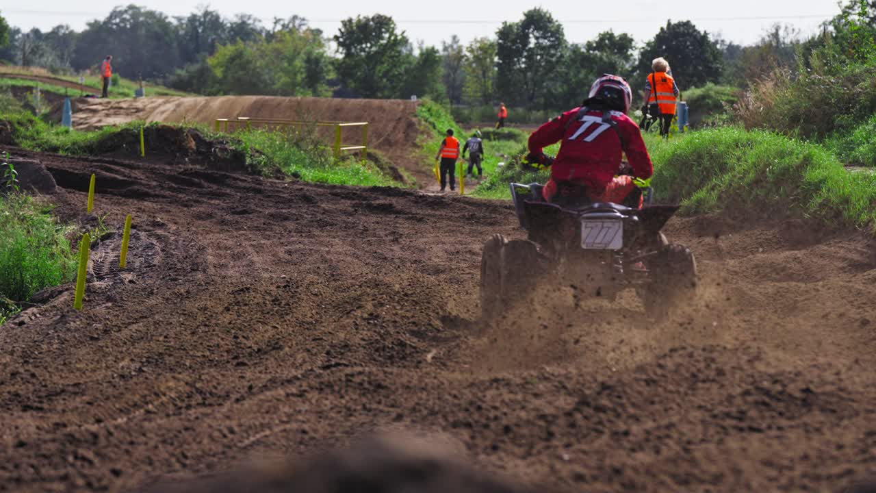 Quad in slow motion che sale su un cordolo su sterrato