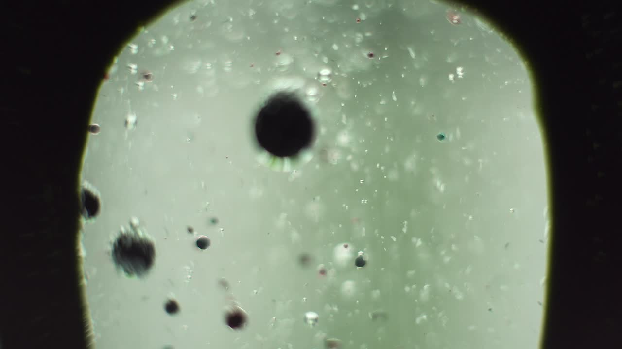 enmarcado por una sustancia pegajosa negra verde azulado en foco burbujas que se desplazan dramáticamente hacia arriba mirando ciencia ficción abstractas