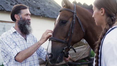 fermier caressant un beau cheval à l'extérieur