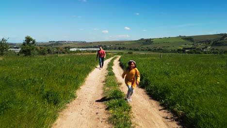 correr, hombre y niño en el campo se unen