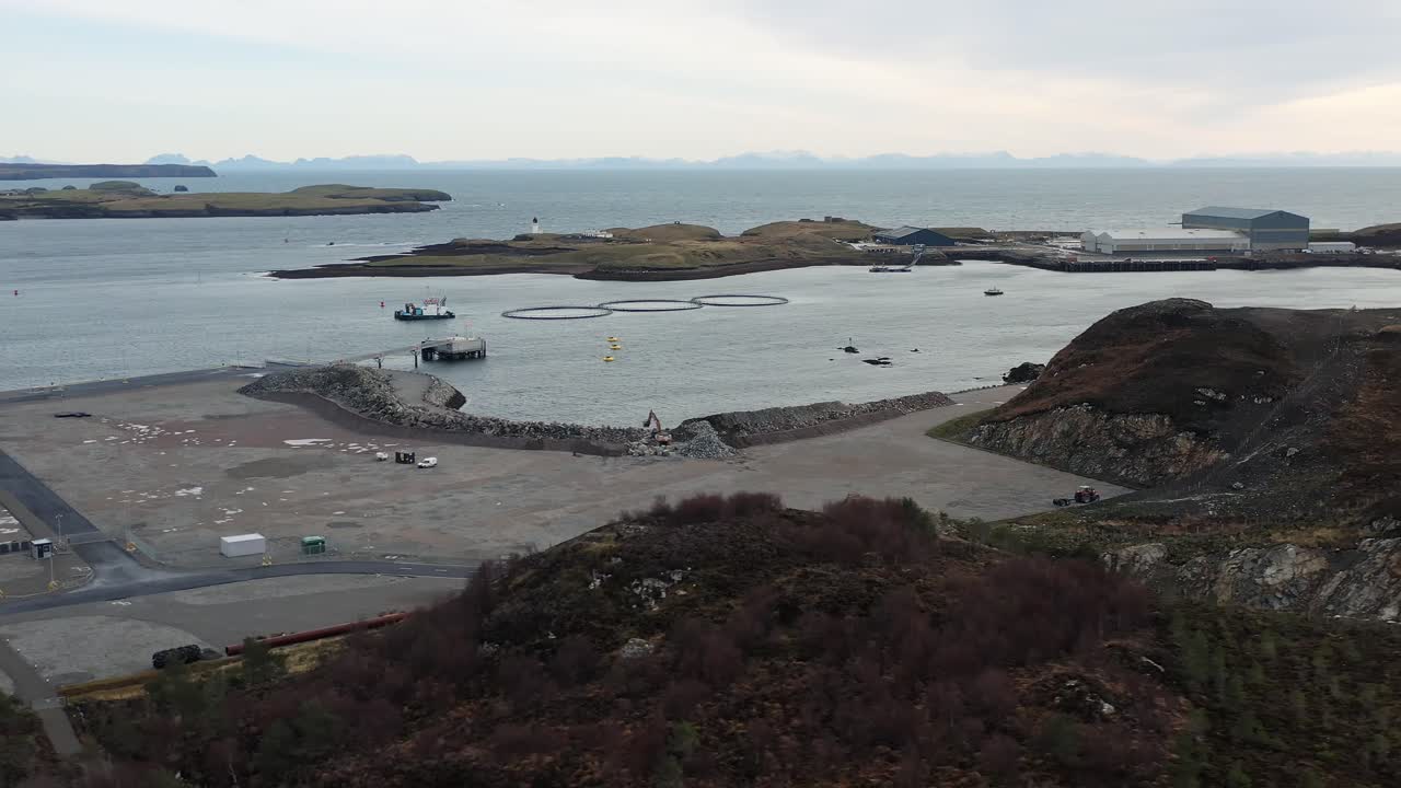 Ripresa aerea del porto di Stornoway e della struttura industriale di Arnish a Lewis