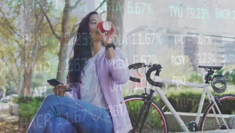 animación del procesamiento de datos del mercado de valores sobre una mujer asiática bebiendo café en la calle.