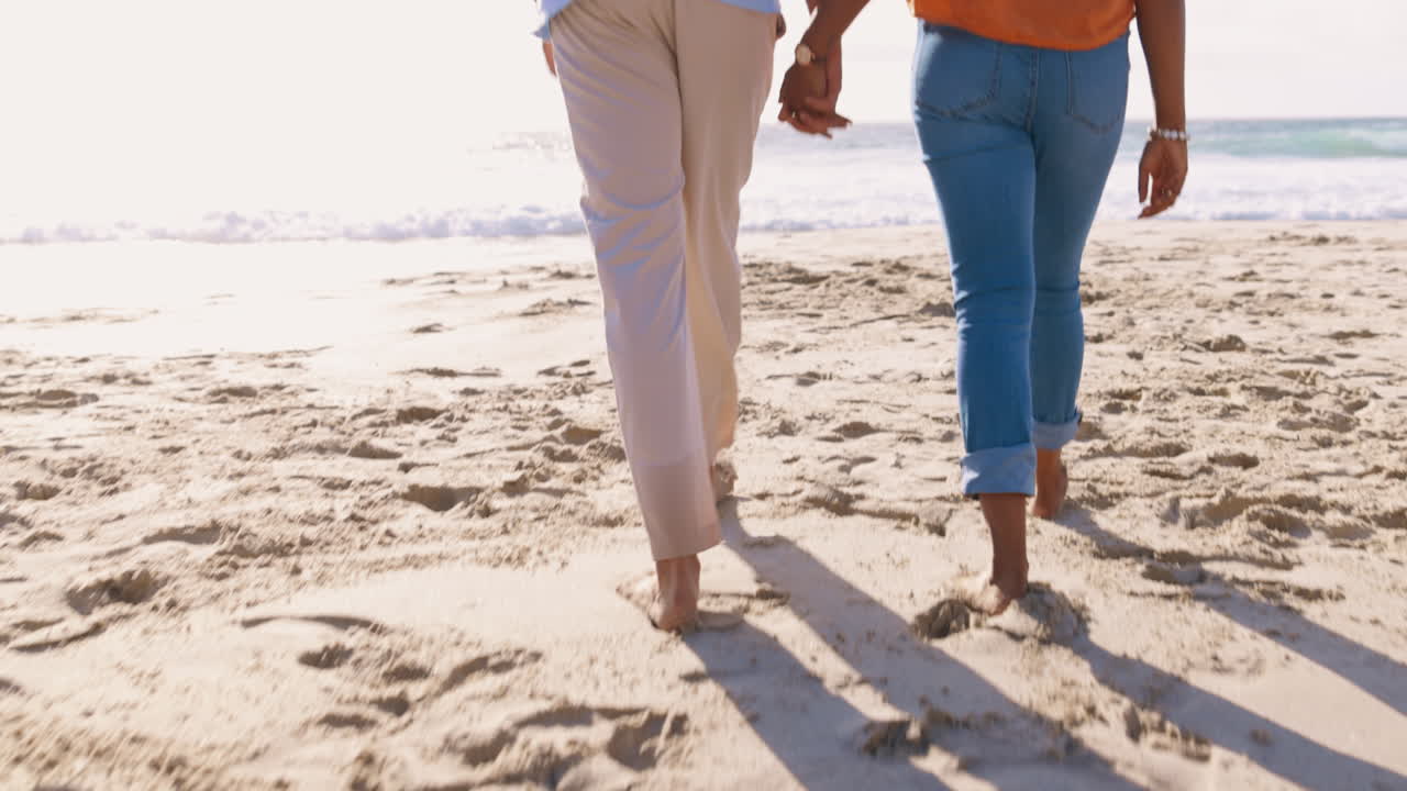 pareja, amor y cogidos de la mano en la playa