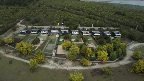 vuelo sobre un pequeño condominio cerca de un lago