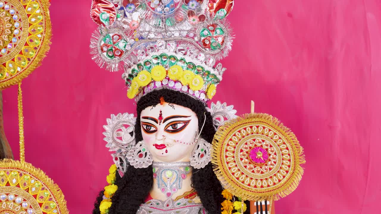 Estátua de Saraswati exibida durante festival tradicional em homenagem ao artesanato