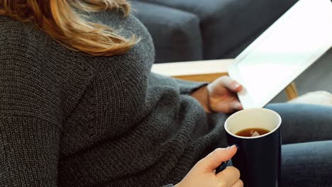 Frau-Nutzt-Digitales-Tablet-Beim-Kaffeetrinken