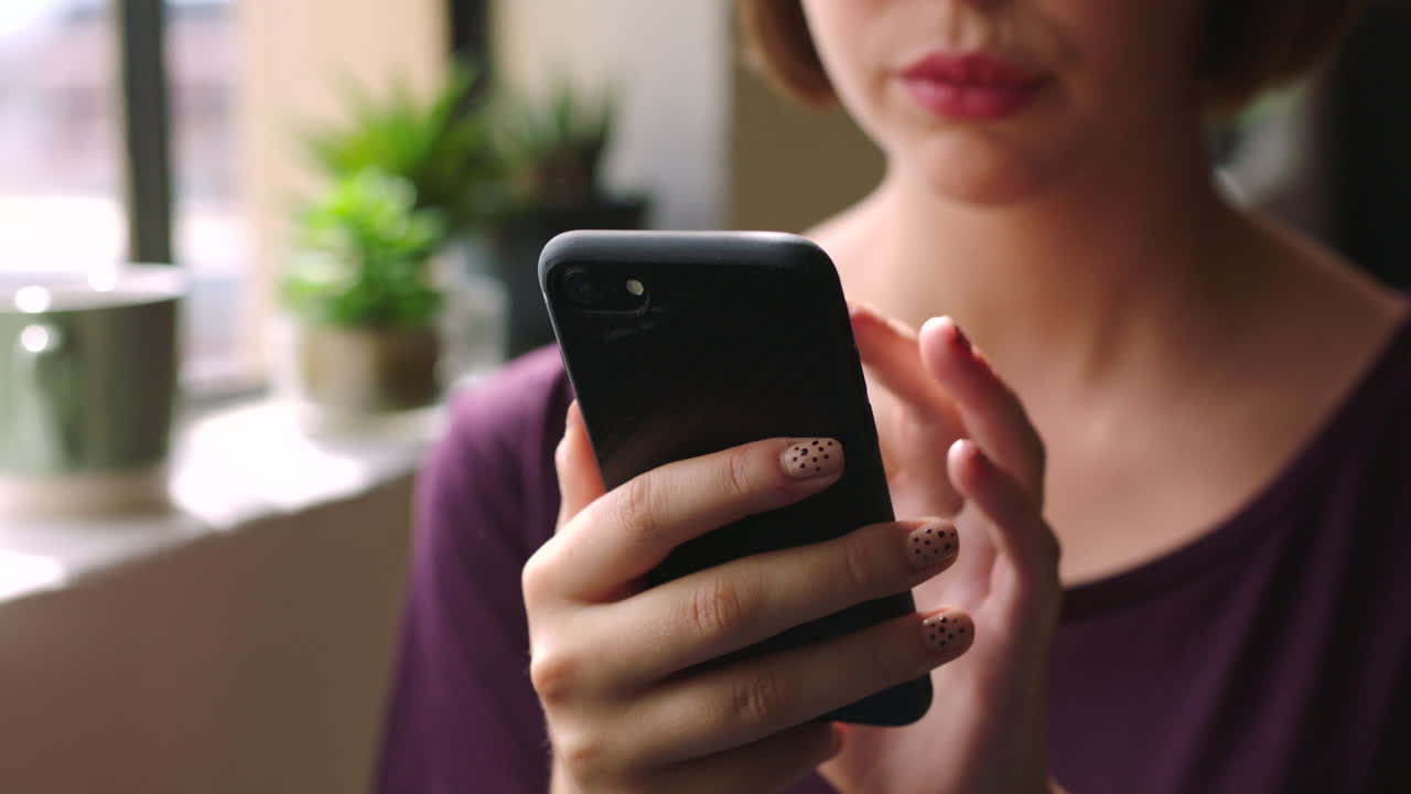 스마트 폰을 사용하는 여성