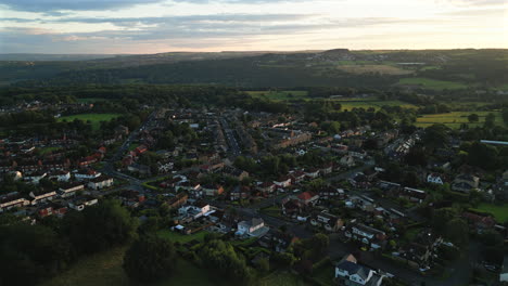 Aufbau-Einer-Drohne,-Die-Bei-Sonnenaufgang-über-Dem-Dorf-Calverley-Geschossen-Wurde