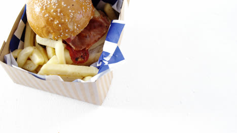 Hamburger-Und-Pommes-Frites-In-Einem-Take-Away-Behälter-Auf-Dem-Tisch