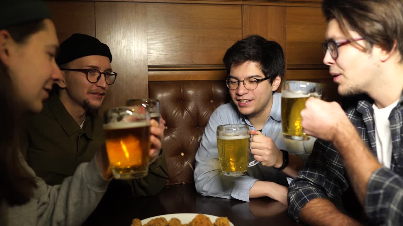 amigos disfrutando de bebidas en un pub