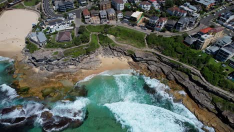 Olas-Espumosas-Chapoteando-En-La-Orilla-De-La-Playa-De-Tamarama-En-Sydney,-Australia---Disparo-Aéreo-De-Drones