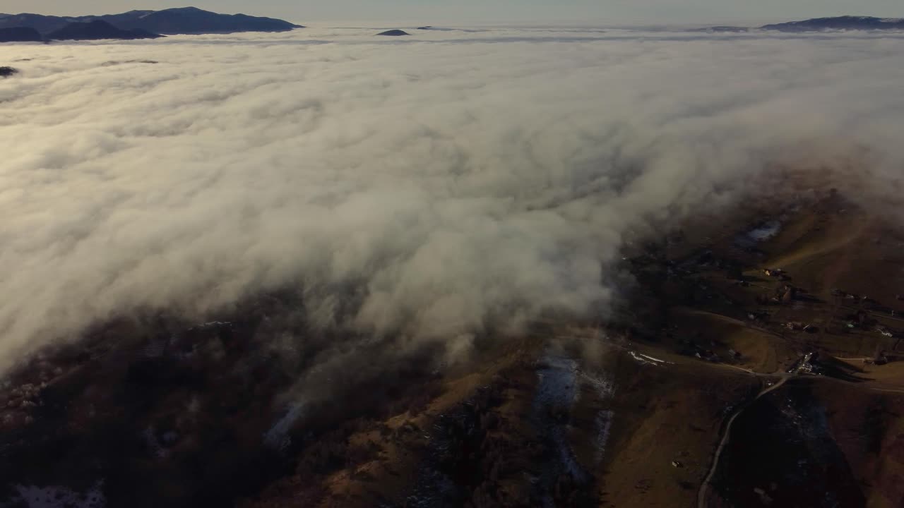 루마니아 시르네아 산악 마을 언덕 위로 안개