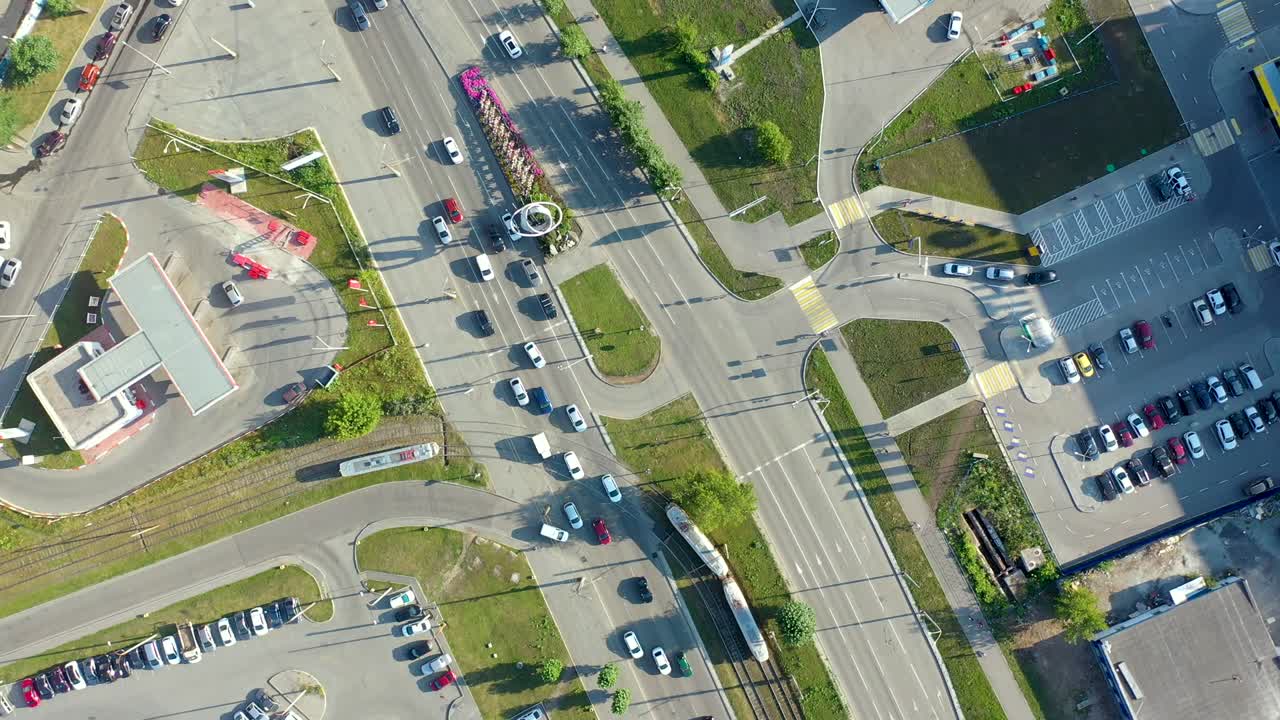 여름의 은 날 에 도시 에서 길 교차로 - 클로버리프 교차로 의 공중 사진