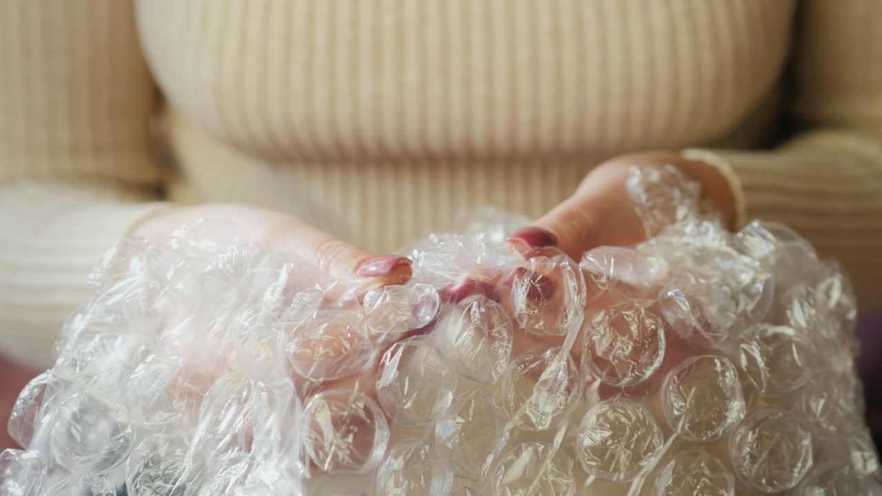 여자가 뽁뽁이를 터뜨린다