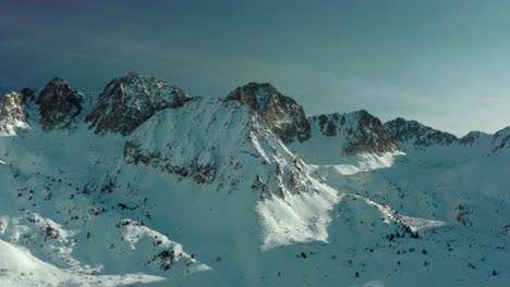 安道拉的雪山山峰 - - 皮雷尼山脉