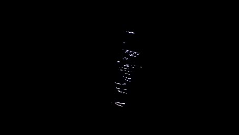 ondas de agua oscura con el reflejo de la luz de la luna