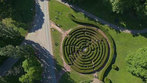 Tourists-wander-through-the-maze-at-Slottsskogen-Labyrinth-in-the-center-of-Gothenburg,-Sweden