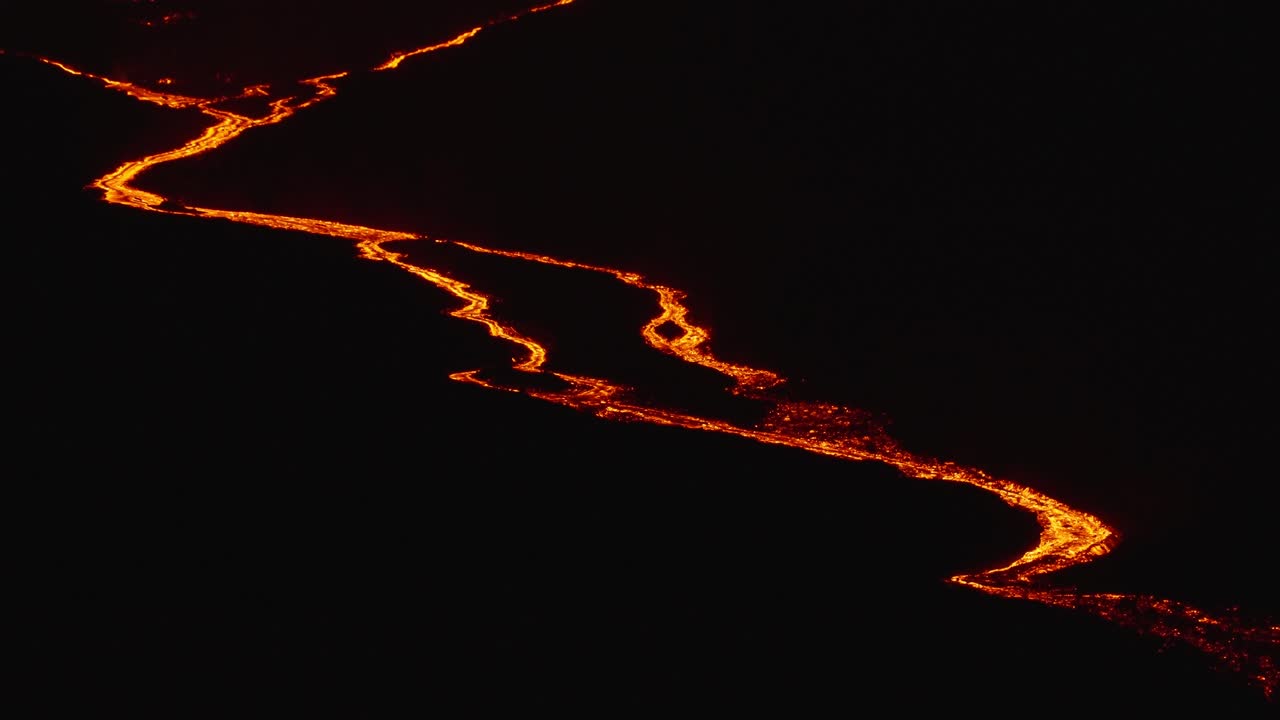 Vista ravvicinata dell'eruzione di lava del Mauna Loa per la prima volta in 38 anni
