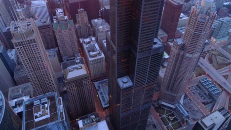 Luftaufnahme-Von-Chicago,-Illinois,-Sonnenaufgang,-Skyline,-Filmische-Wolkenkratzer,-Städtischer-Willis-Tower,-Helikopterrundflug