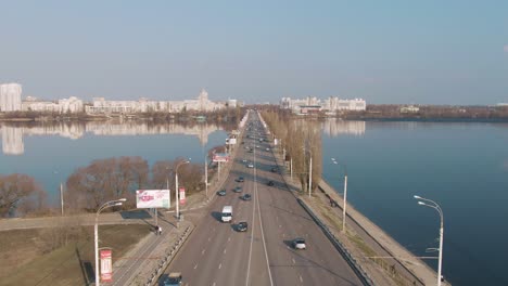 puente de la ciudad sobre un río