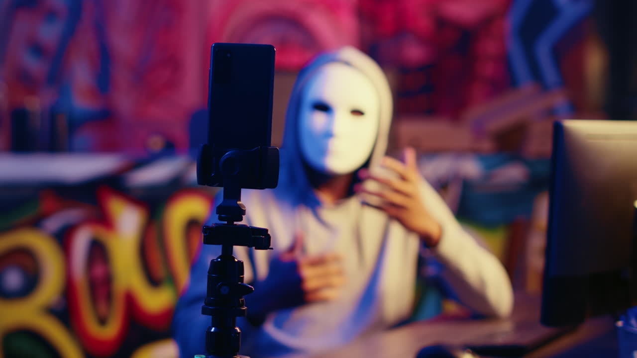 Film di hacker, attacchi DDoS, video di ricatto
