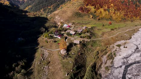 aldea de montaña de otoño vista aérea