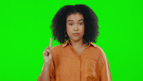 no, pantalla verde y mujer haciendo un gesto con el dedo a