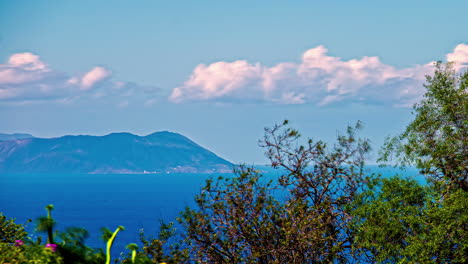 toma de tiempo del paisaje marino con una hermosa cordillera visible en la distancia durante el día