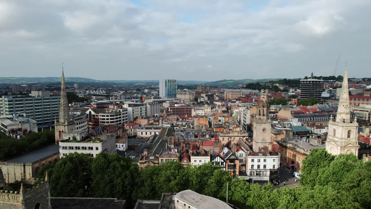 bristol, reino unido avión no tripulado disparado en órbita edificio del ayuntamiento de bristol corto