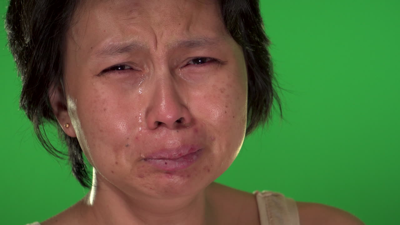 cerrar llorando lágrimas sin maquillaje cara de madre asiática