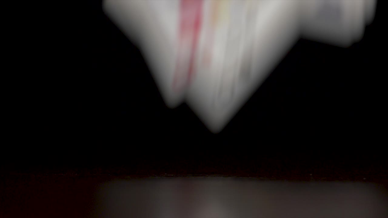 검은색 배경 에 쌓인 게임 카드