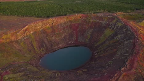 Kerid-Alter-Kratersee-Mit-Rötlichen-Herbstfarben-Bei-Sonnenuntergang