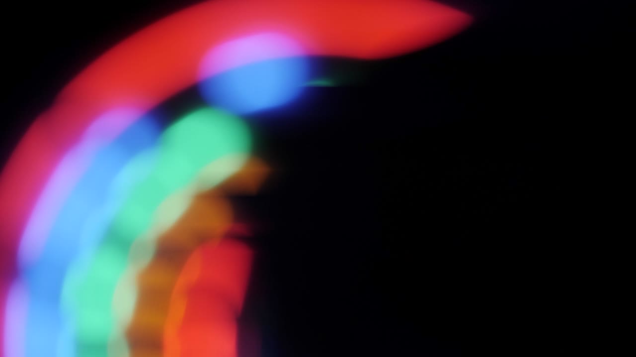 colorido baile arco iris círculo bokeh fondo. espectro de arco iris de colores. baile de discoteca y música electrónica moviéndose abstractos papel tapiz borroso. colorido haz de luz y rayo en fondo negro.