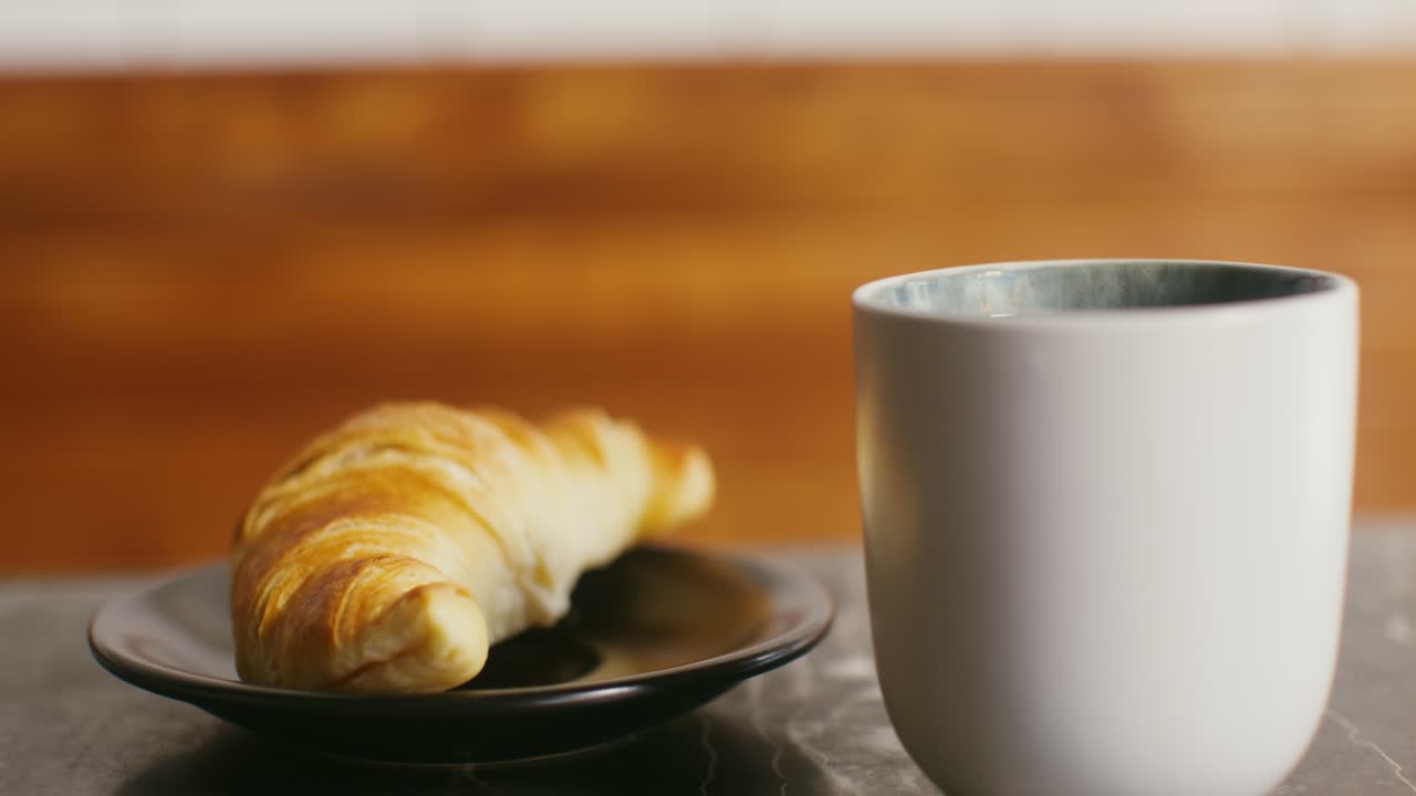 croissant y café