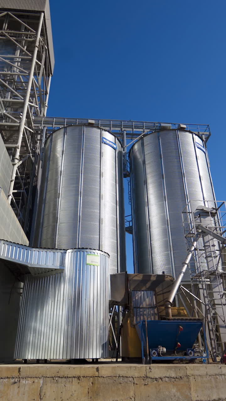 ascensor de granos metálicos en la zona agrícola