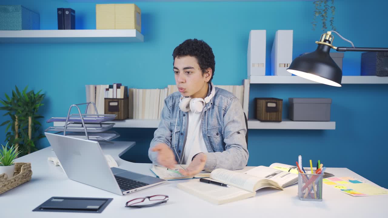 노트북에서 본 것과 책에서 본 것이 일치하지 않을 때 화를 내기 시작한 젊은이입니다.